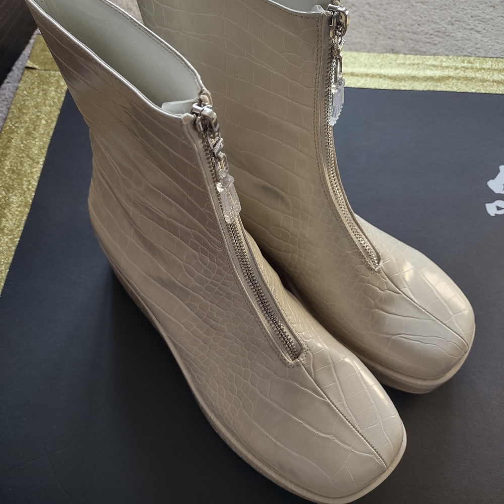 Lisa says gah women's boots size 10 us
